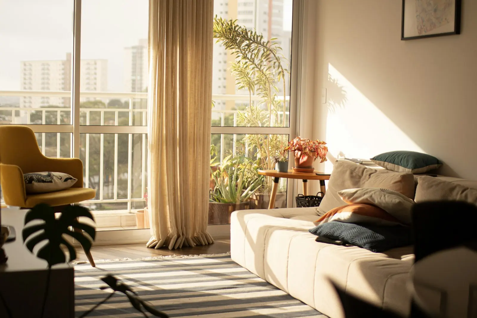 Conciergerie Airbnb Rennes — logement meublé Salon lumineux d'un logement meublé en location courte durée